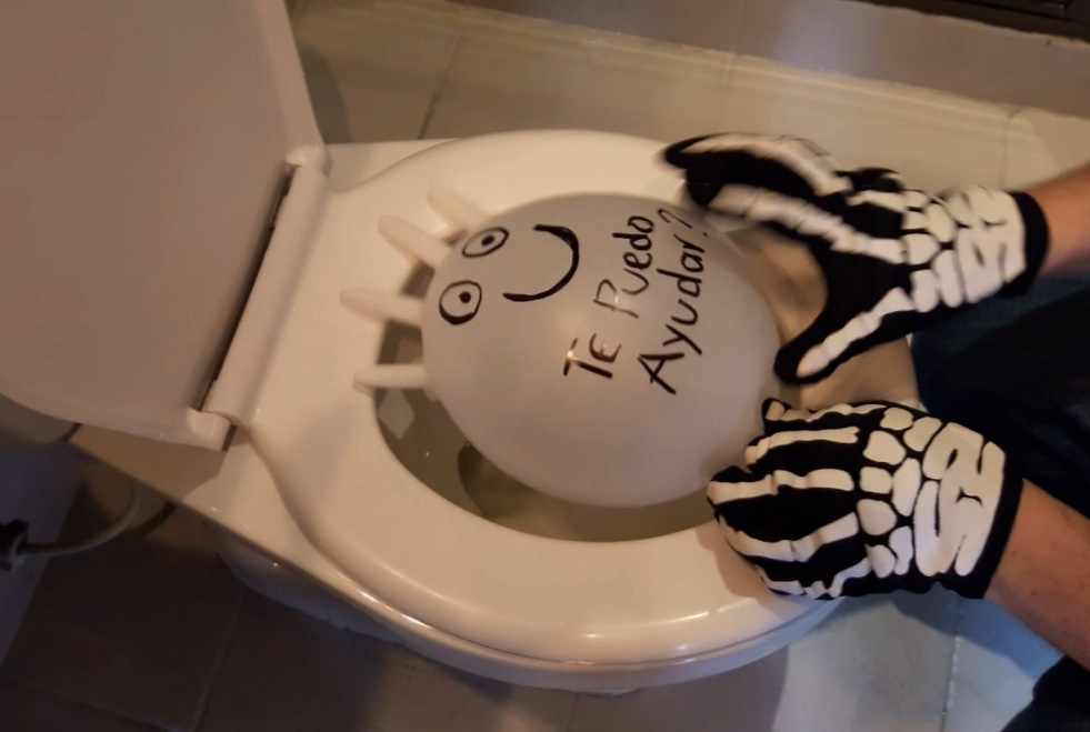 broma-bromas-prank-pranks-guante-ba&ntilde;o-joke balloon or latex glove in the toilet.jpg