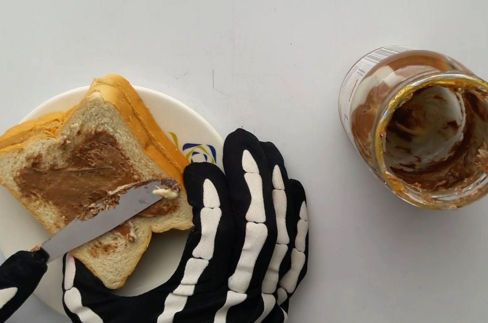 broma-prank-bromas-pranks-10 easy pranks-joke bread with mold or fungi-broma pan con moho.jpg