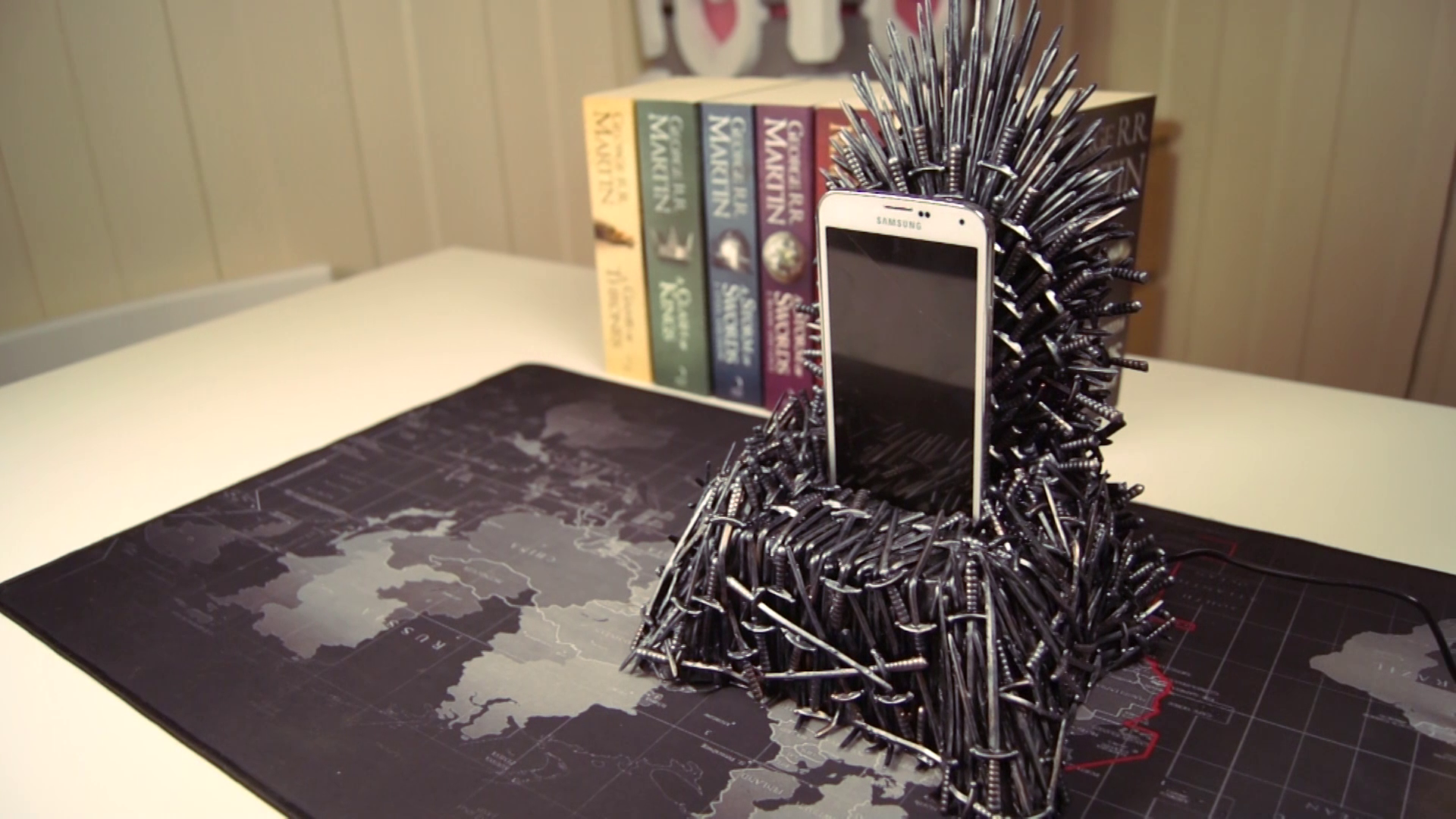 game-of-thrones-iron-throne-phone-charger-usb-nerd-nerdy-desktop-2017-07-15-19h52m37s93.png