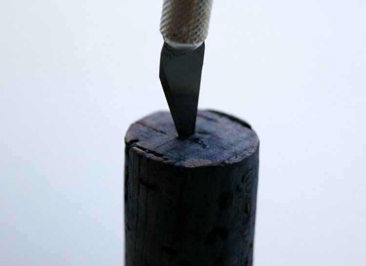 make+your+own+photo+clips+using+wine+corks+via+www.acharmingproject (4).jpg