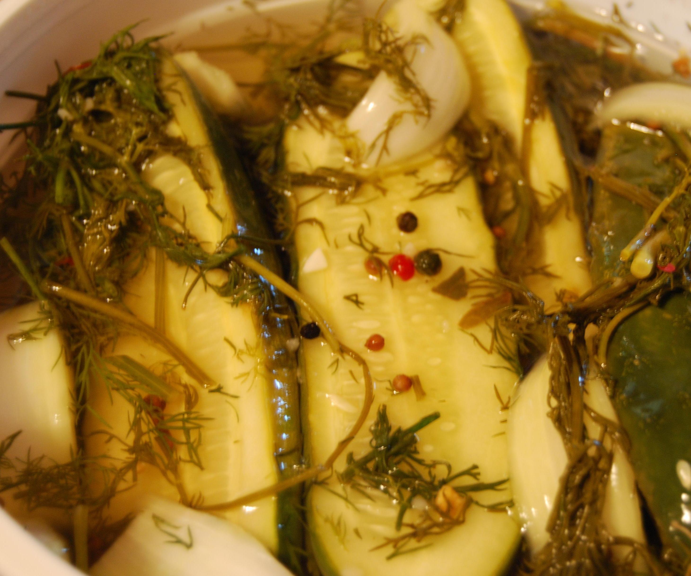 MAKE YOUR OWN CRUNCHY REFRIGERATOR GARLIC DILL PICKLES