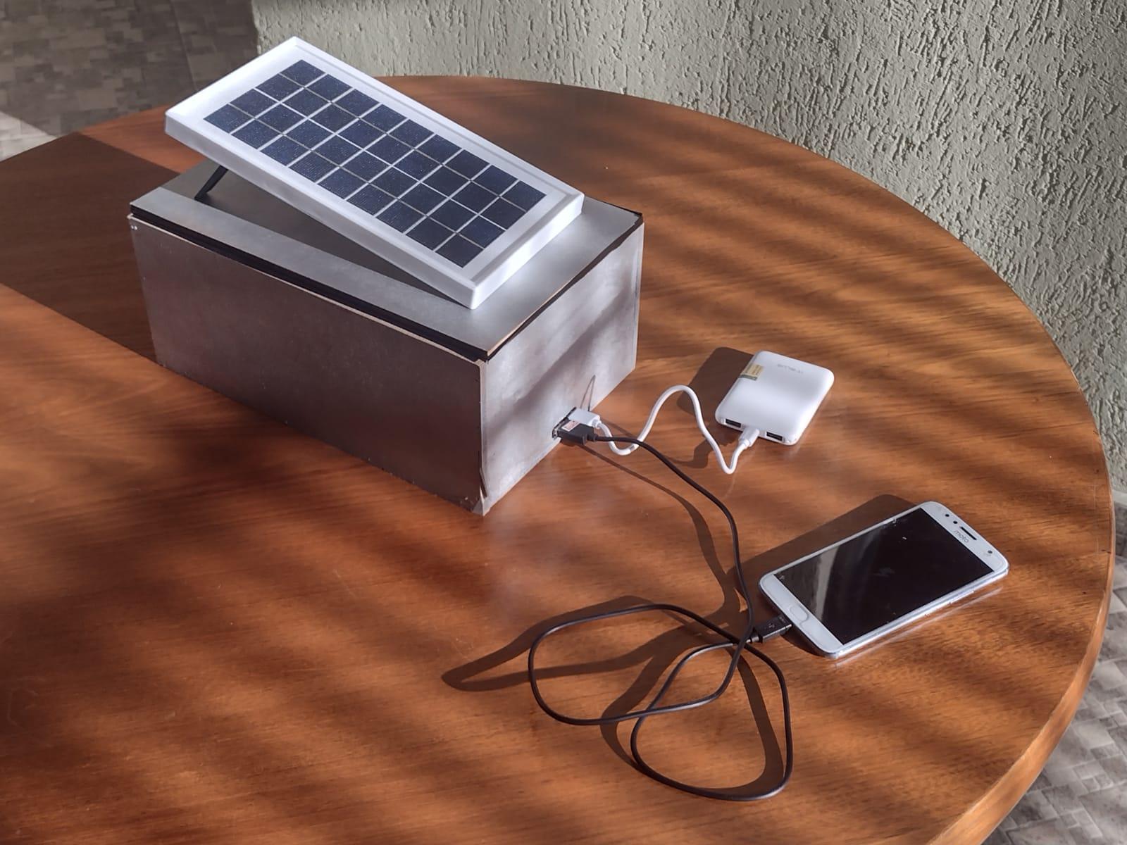 PONTOS ESTRATÉGICOS PARA RECARGA DE TELEFONES CELULARES COM ENERGIA SOLAR 