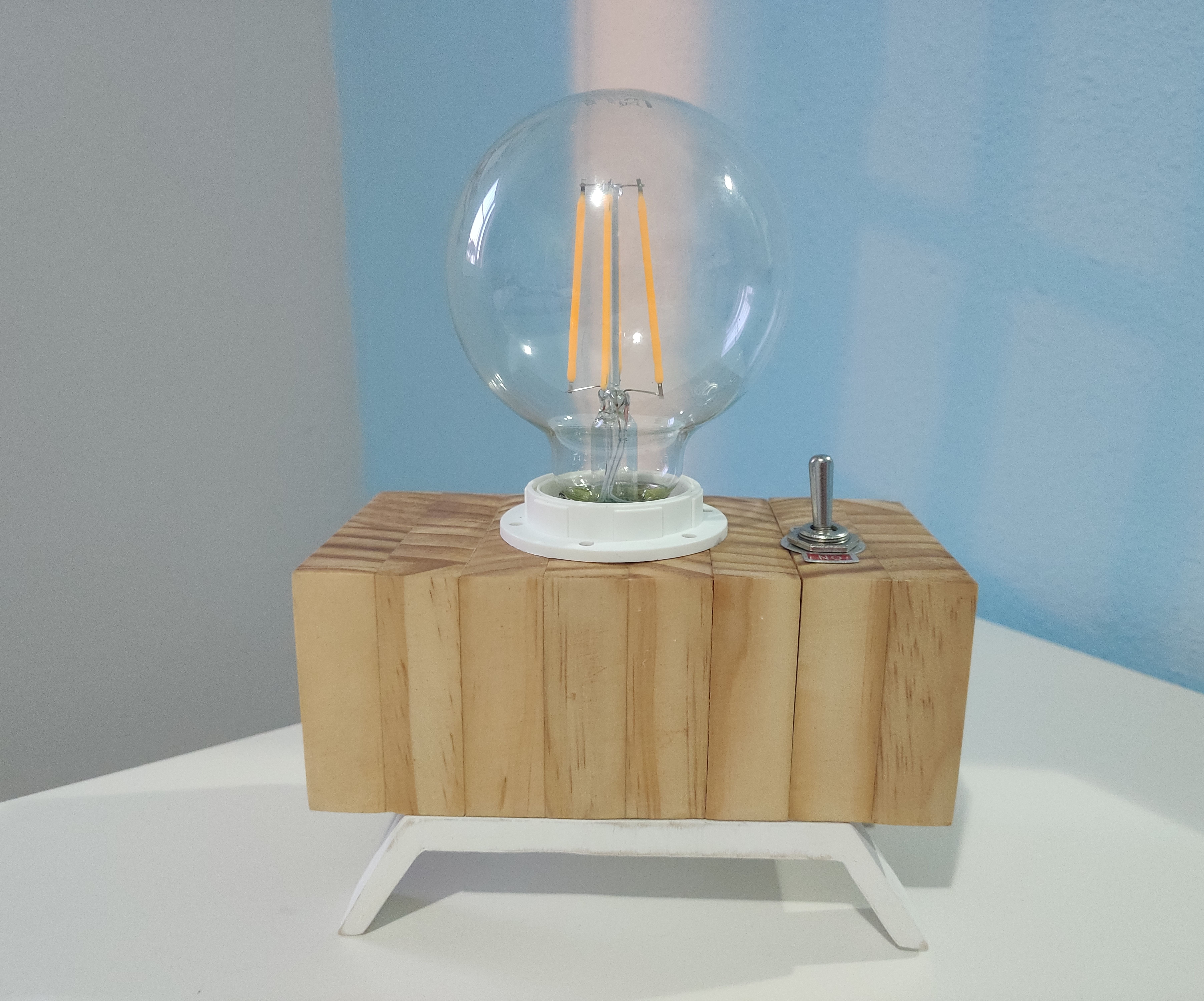 Lampara De Madera De Pino Con Interruptor De Palanca 