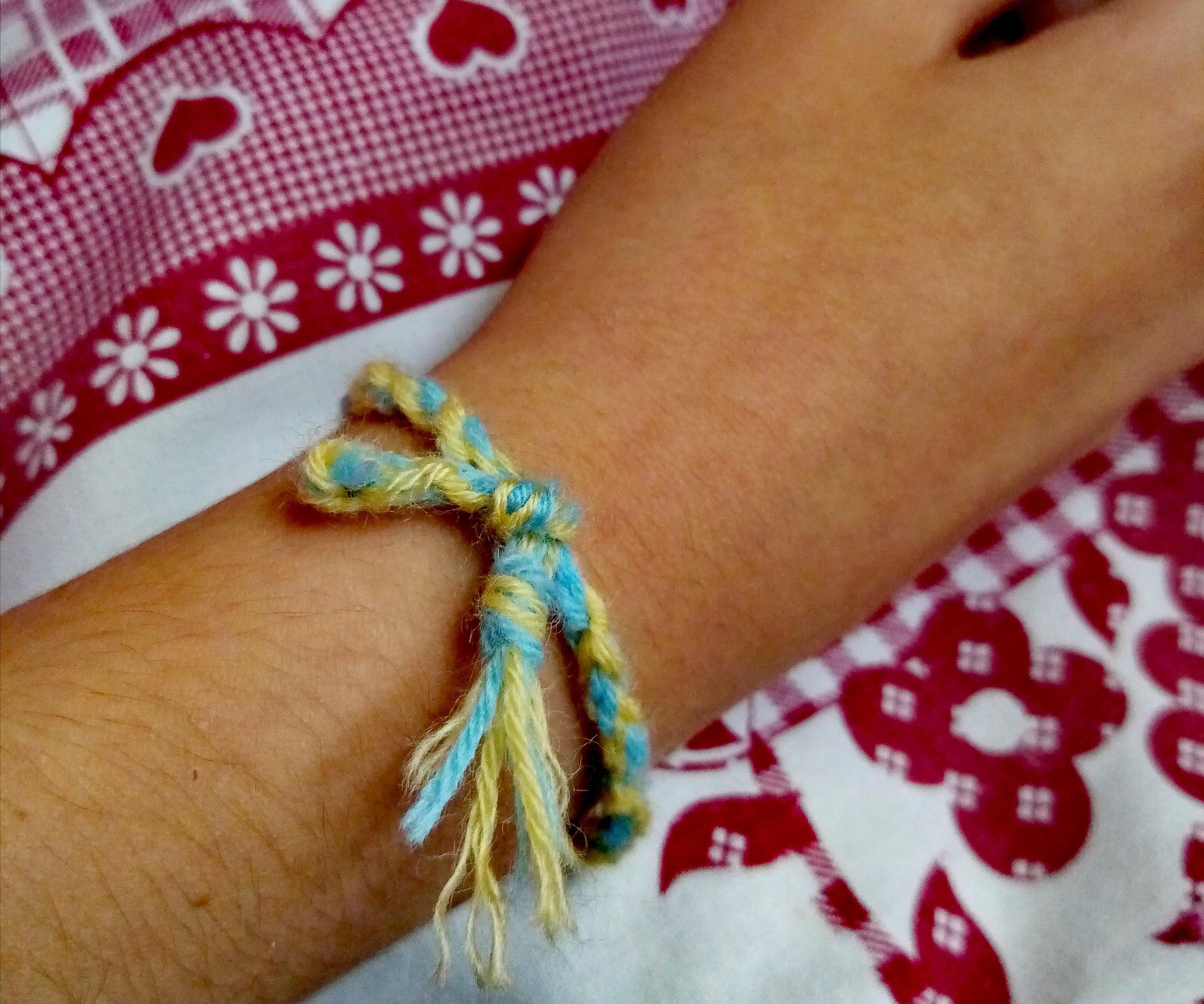 How to make a "kumihimo" bracelet