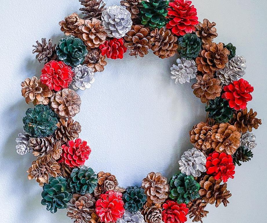 DIY Pine Cone Wreath From Pine Cones Found in Nature