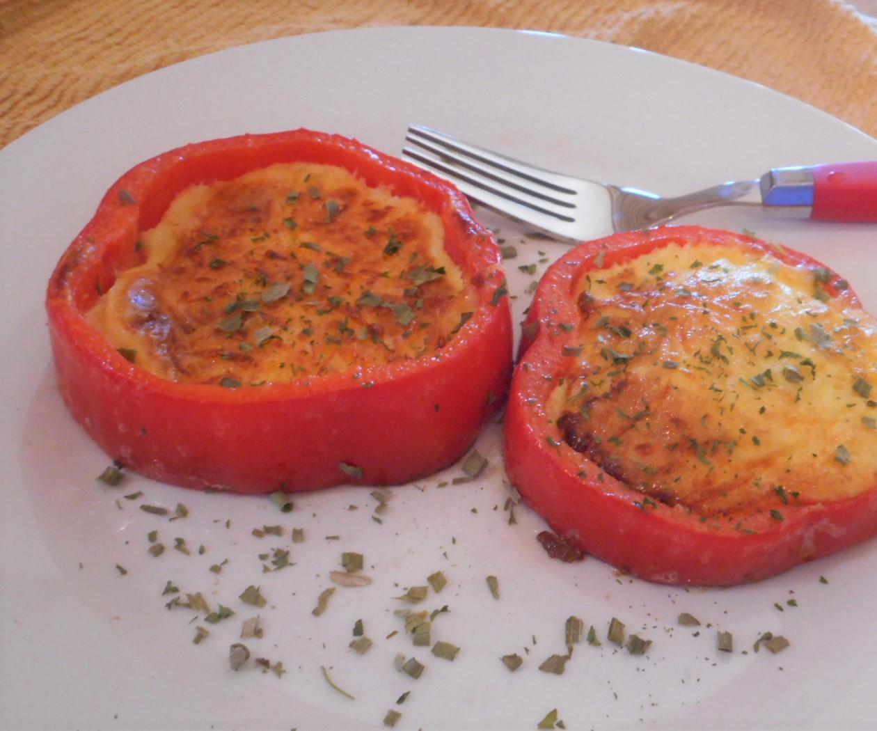 OMELETTE-FILLED BELL PEPPER RINGS (KETO-FRIENDLY)
