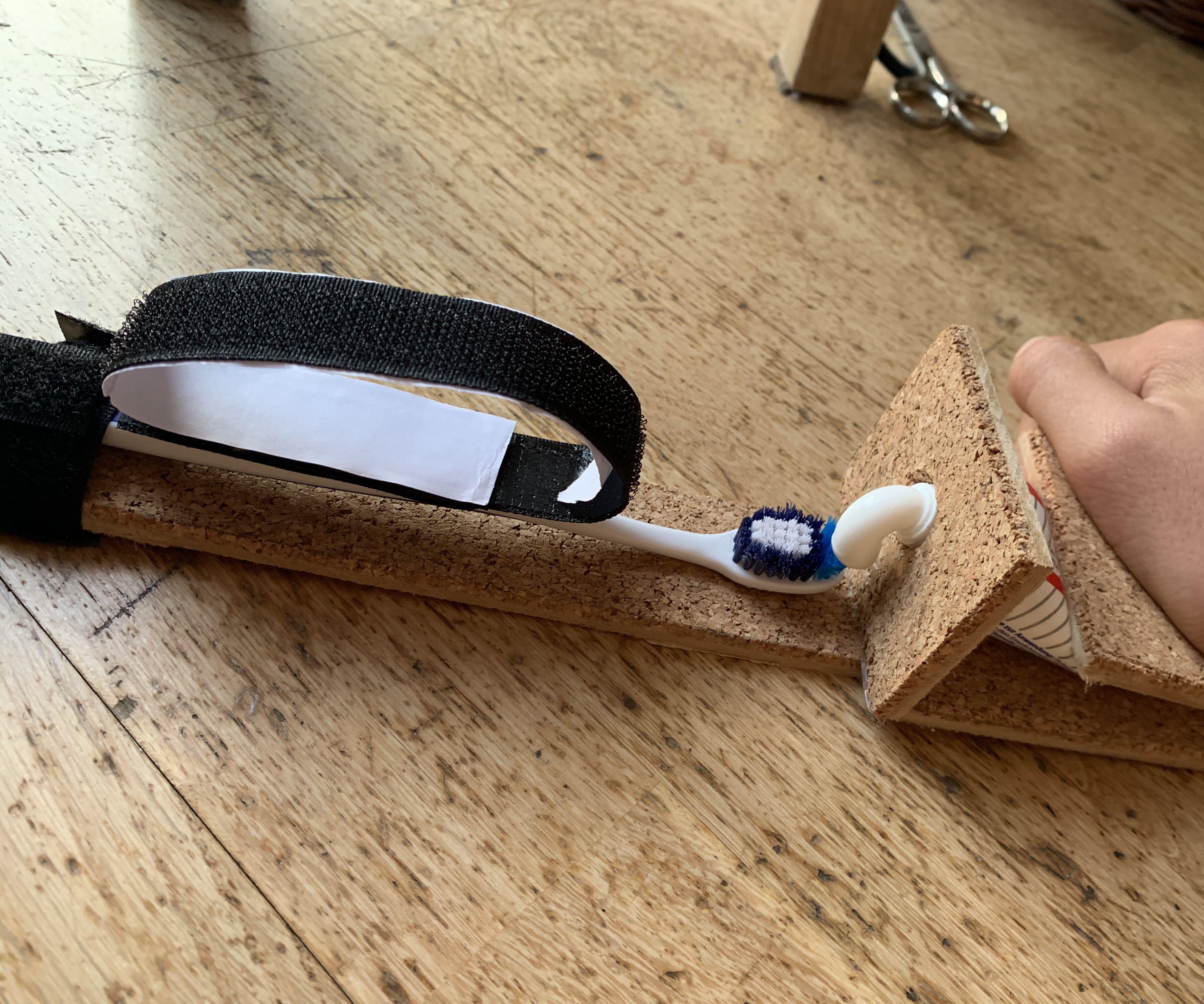 Adaptació Funcional Neteja Bucal (Raspall I Pasta De Dents)