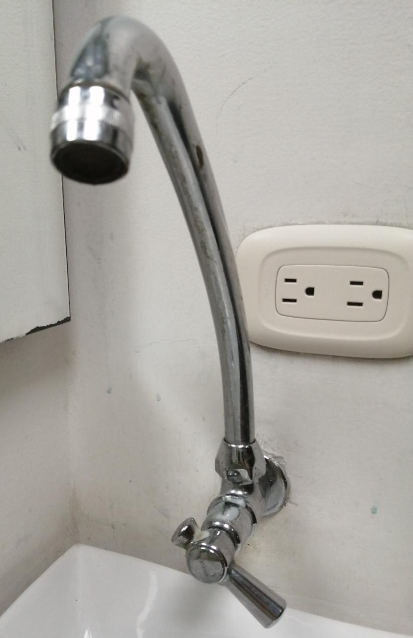 La Dificultad Del Lavamanos Y Sus Manijas