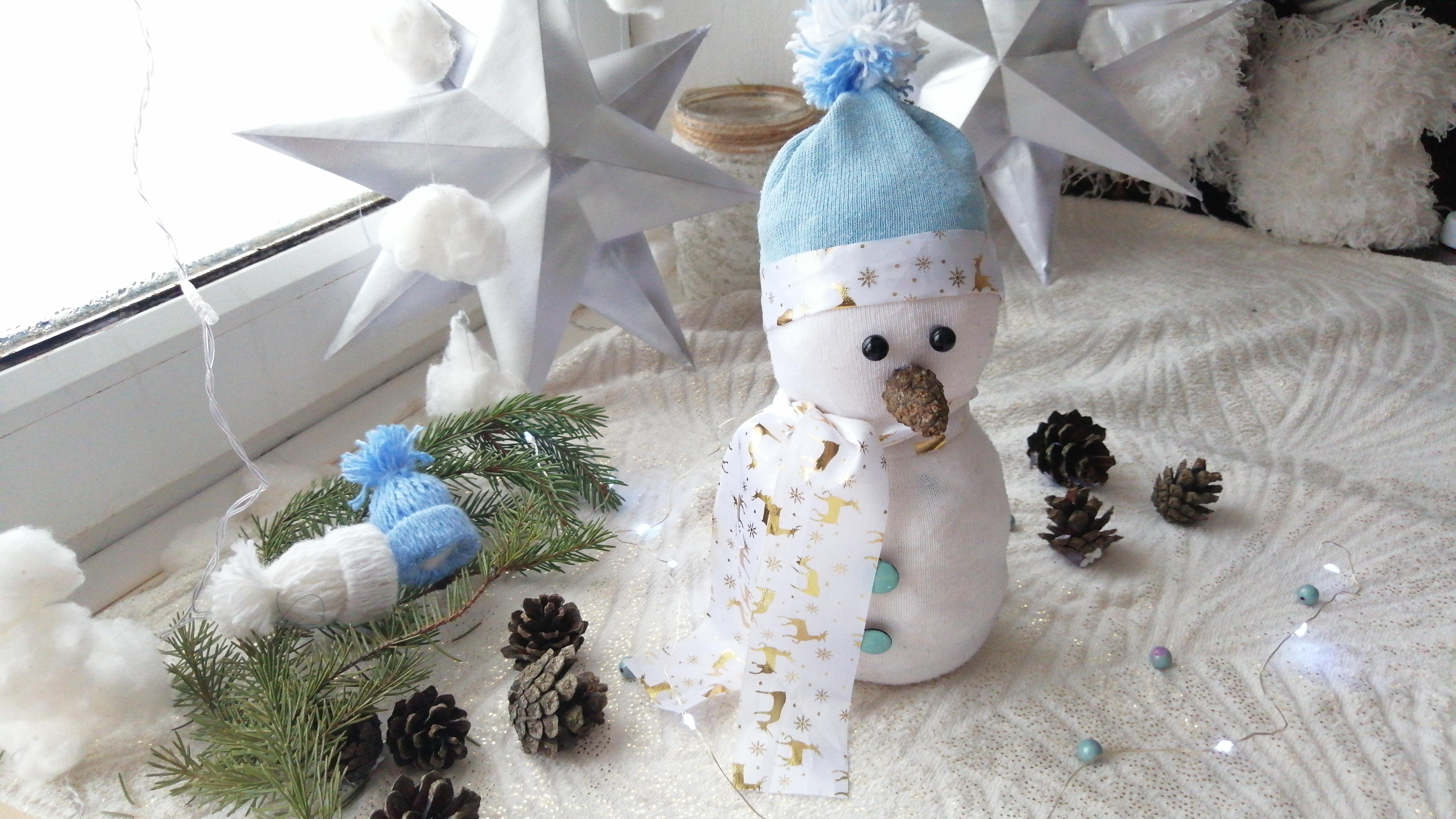 DIY Christmas Snowman From Socks and Cotton Wool