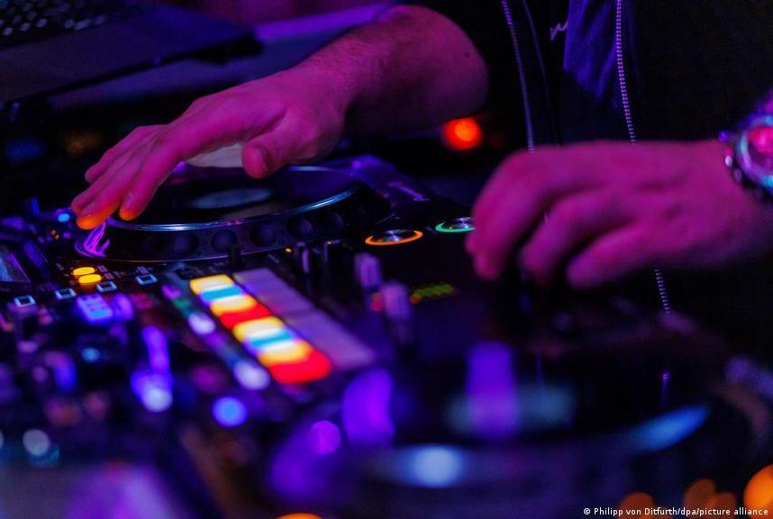 DJ Set With Raspberry Pi and Adafruit Circuit Playground Bluefruit