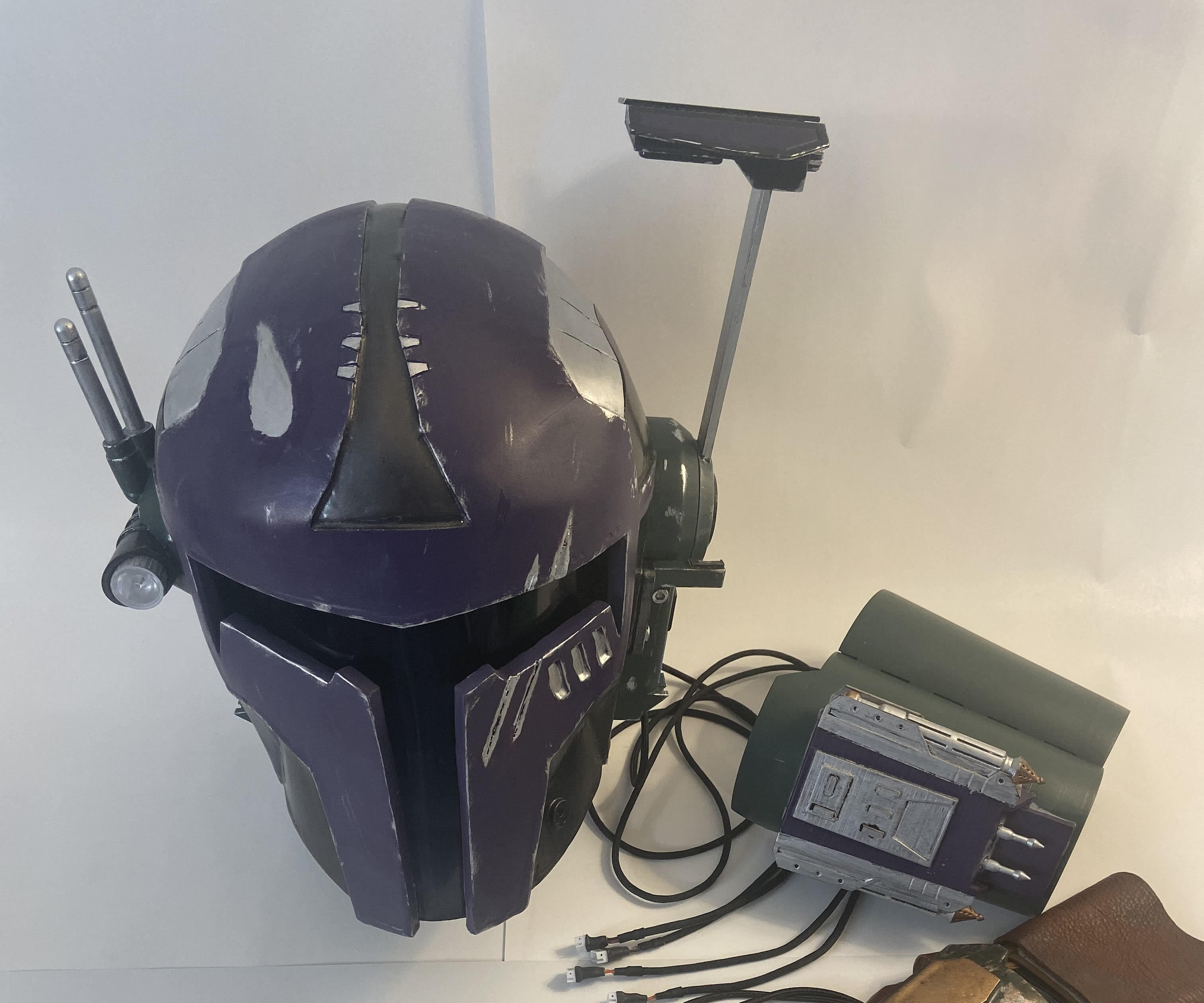 Mandalorian Helmet With Gauntlet Controller