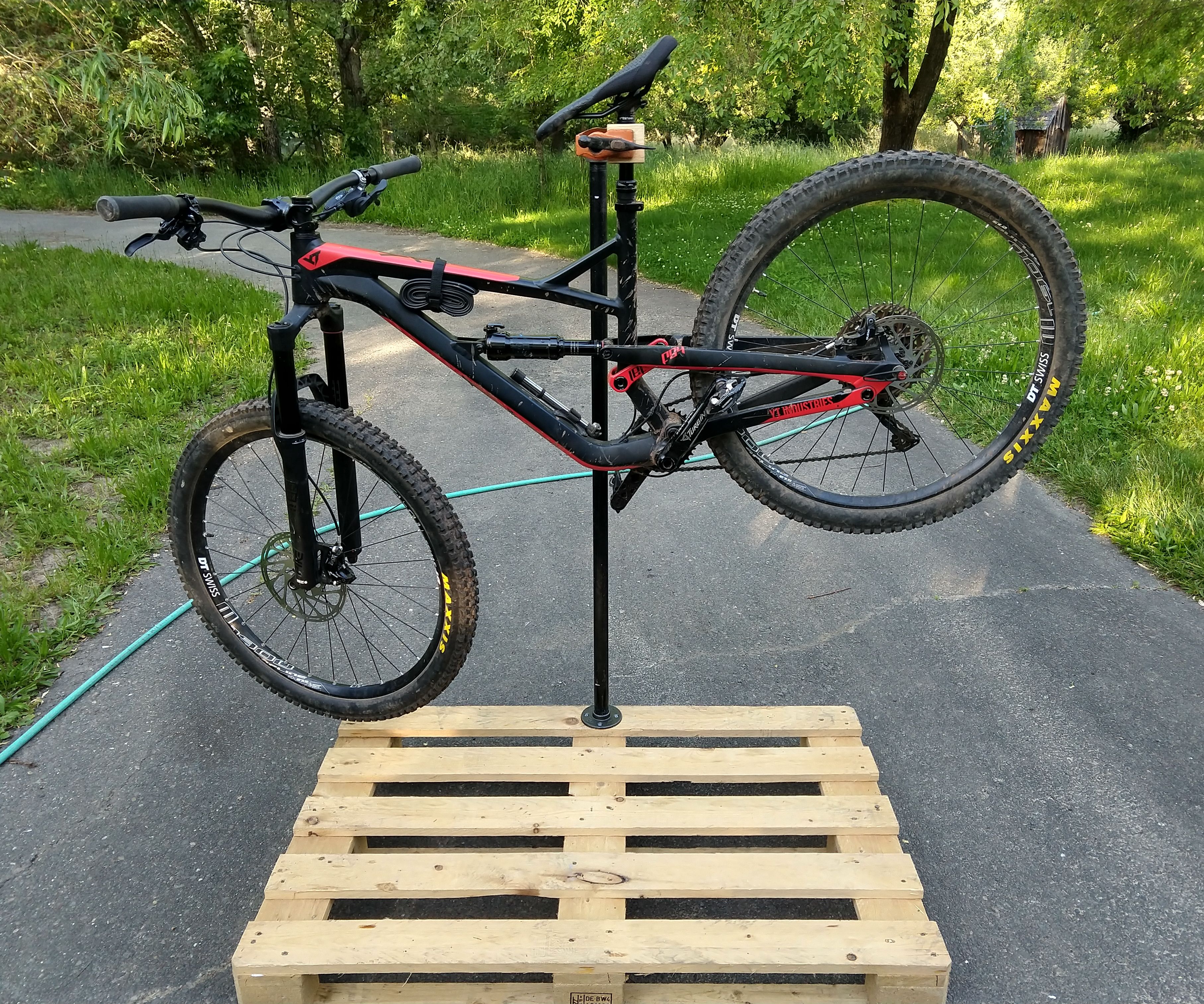 Bike Repair Stand Using a Pallet