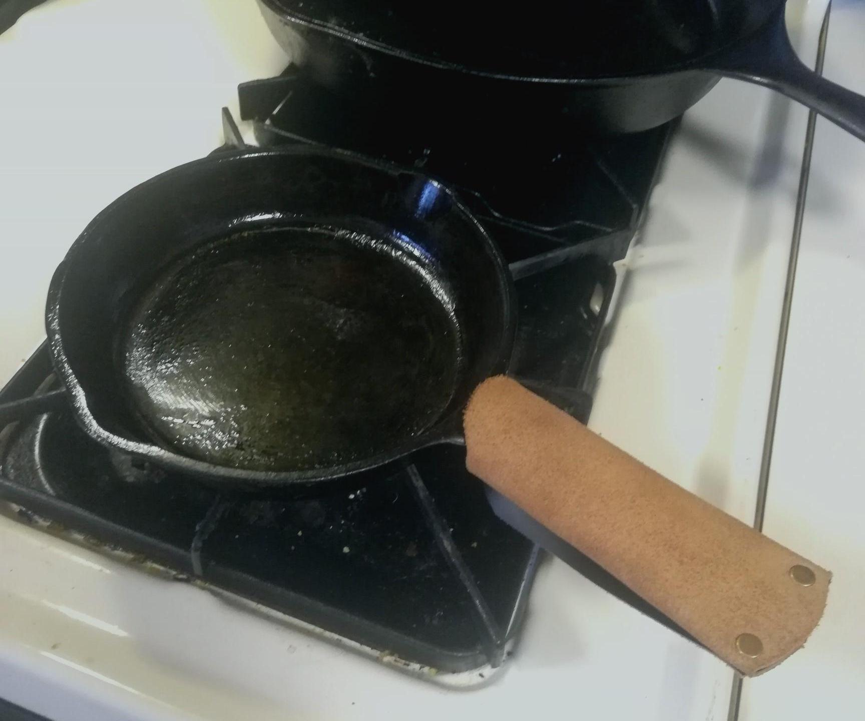 Cast Iron Heat Resistant Handle Grip Made Out of Leather