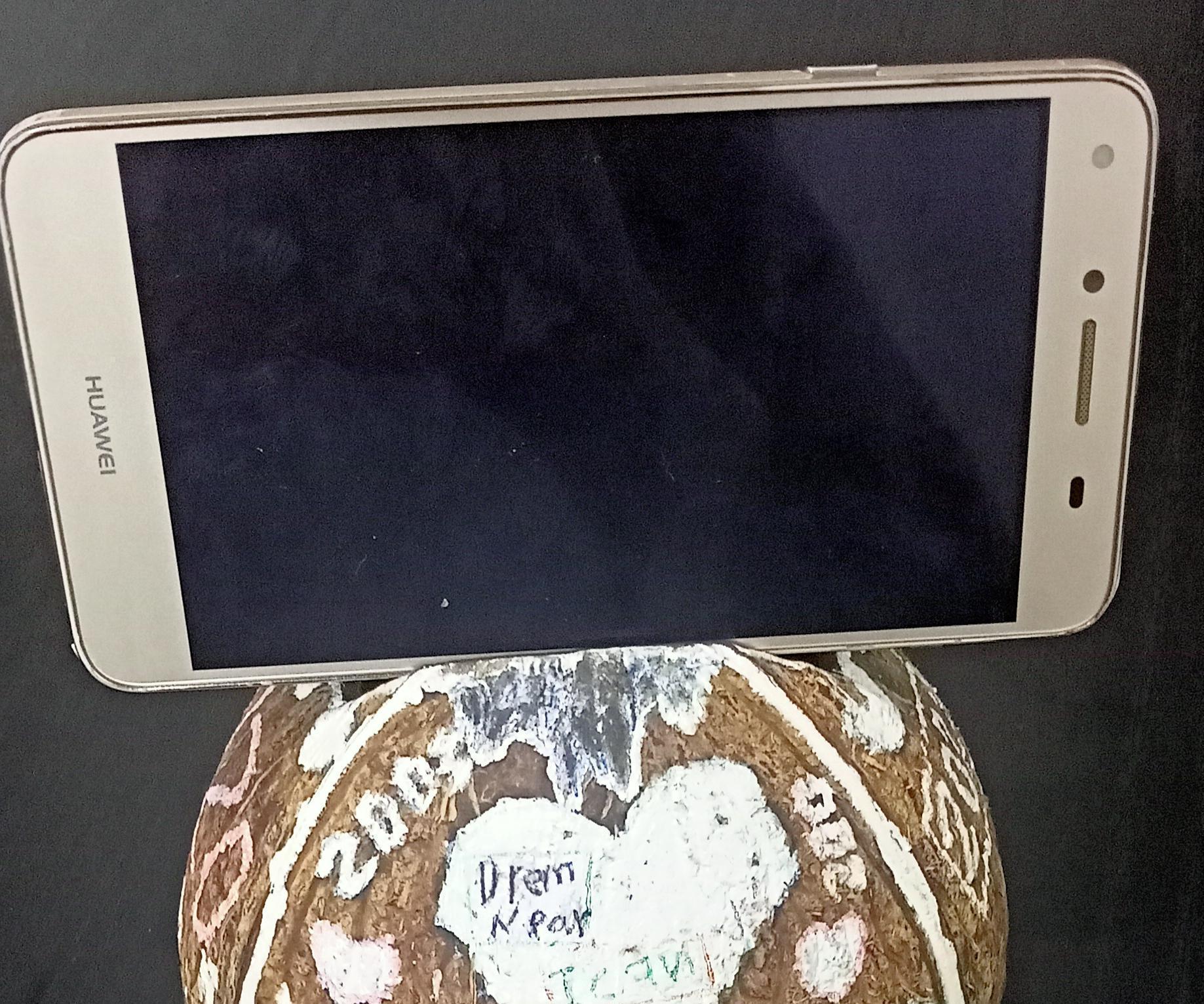 ستاند تلفون مصنوع من جوزة هند وباستخدام منشار يدوي فقط