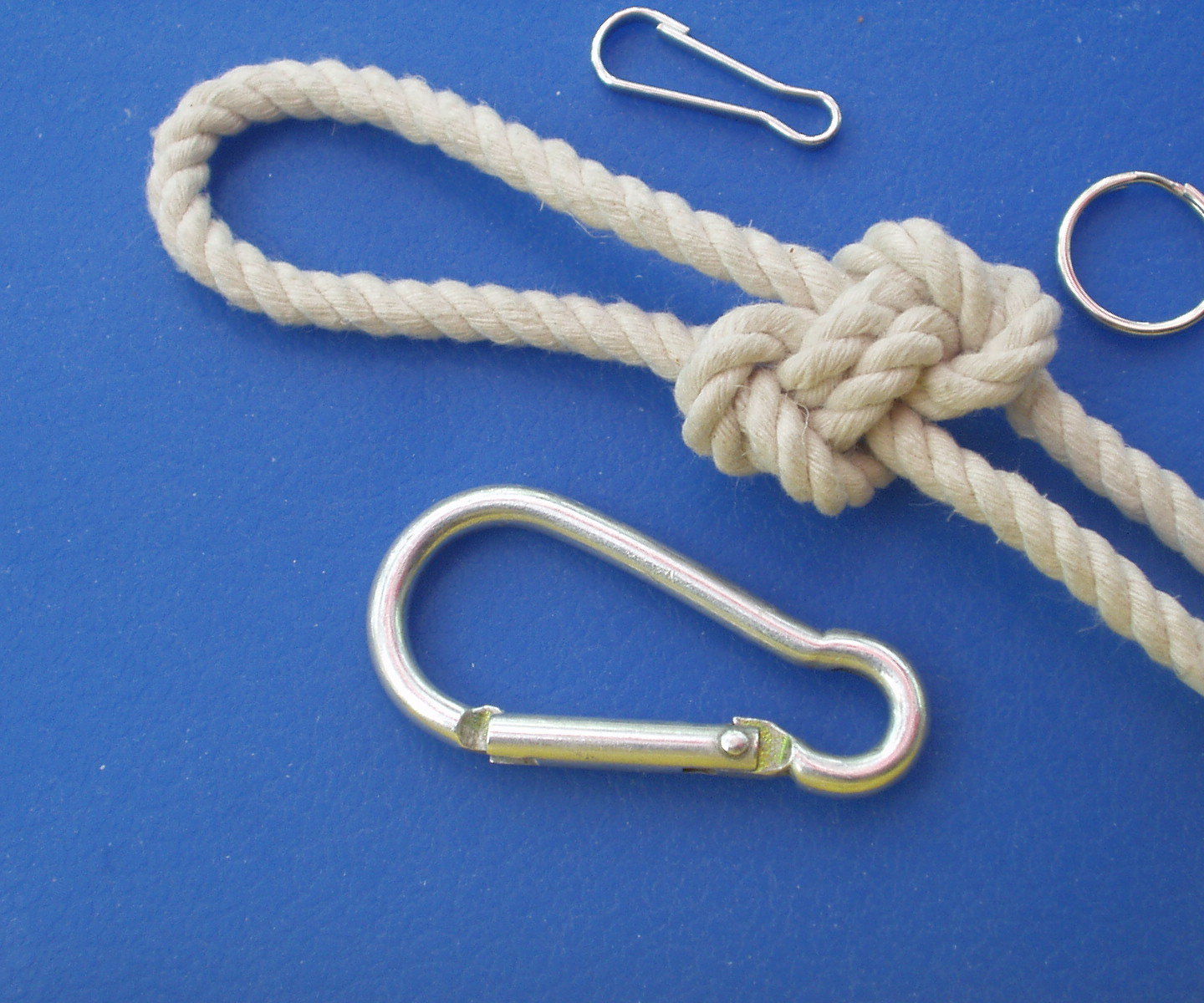 Interwoven Figure-8-knots Loop