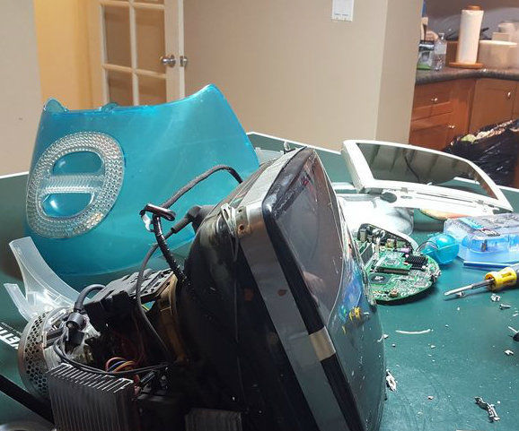 Complete dismantling of the iMac G3