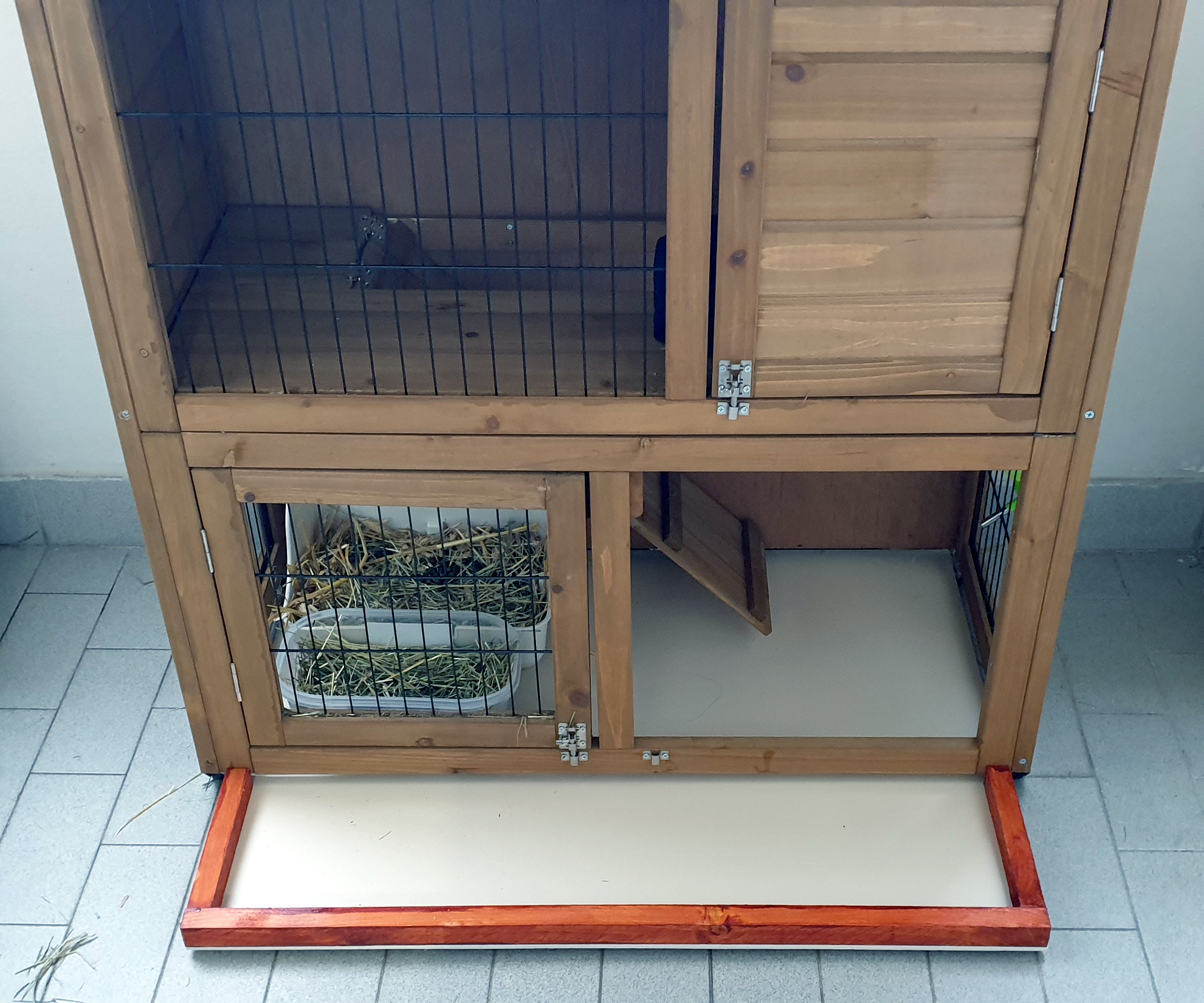 Cleaning Tray for an Outdoor Hutch.