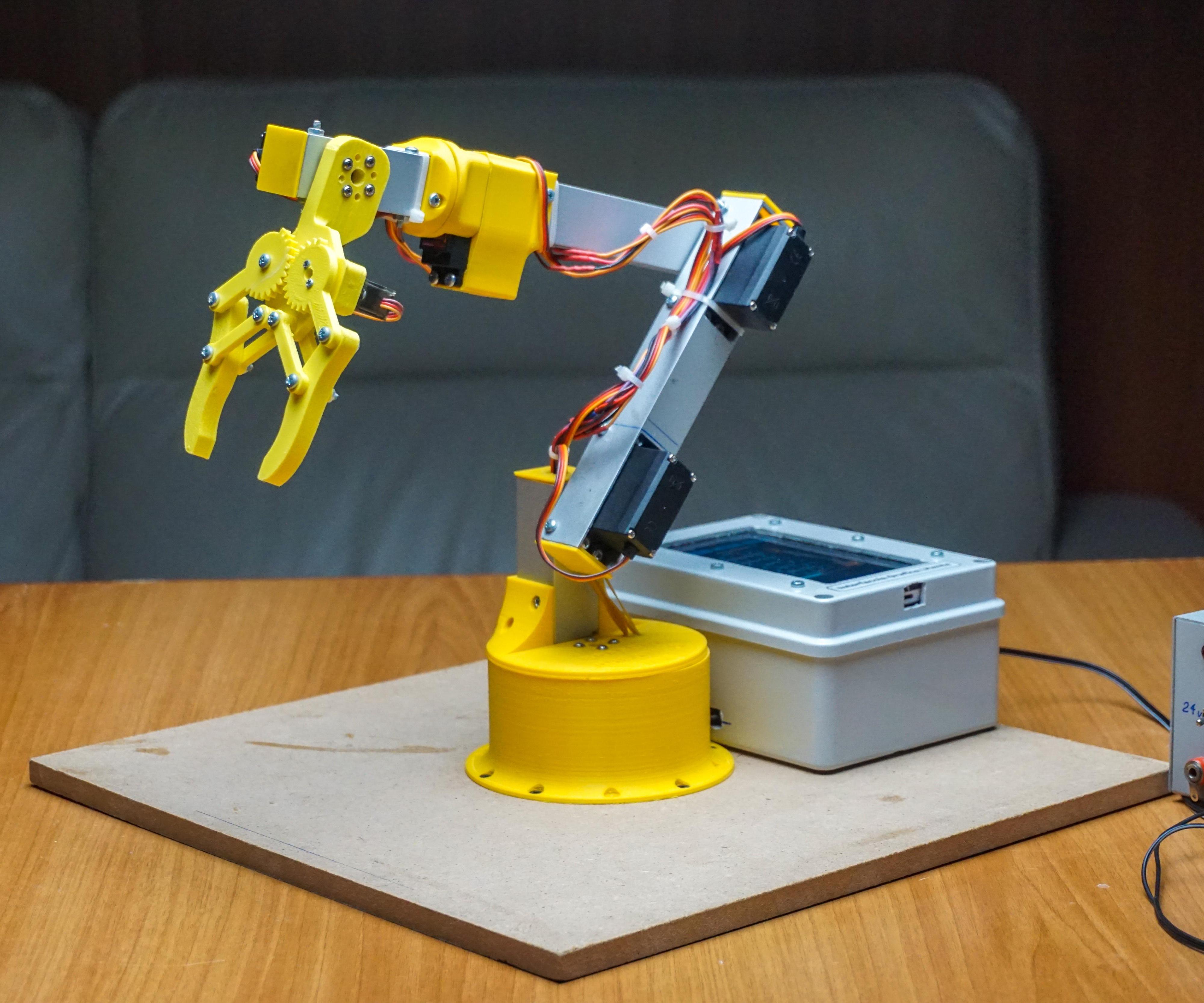 Braccio Robotico Controllato Da Arduino E Interfaccia Touch