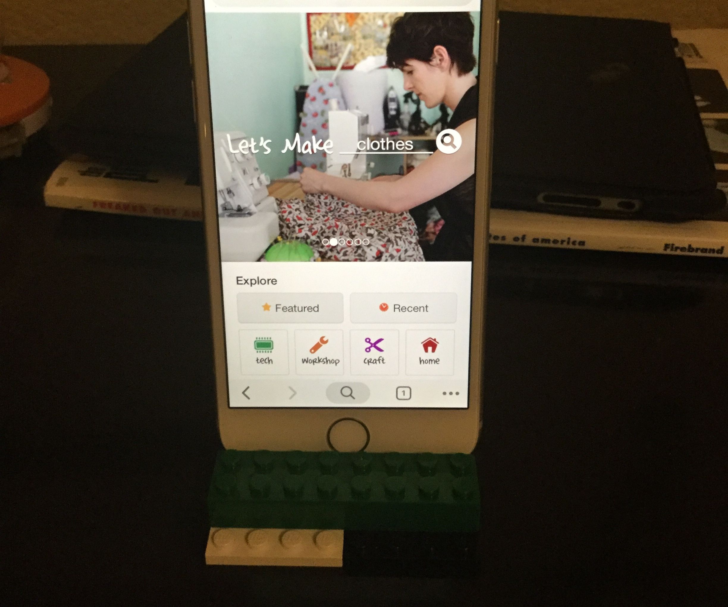 1 Minute LEGO Phone/iPod/Small Tablet Stand