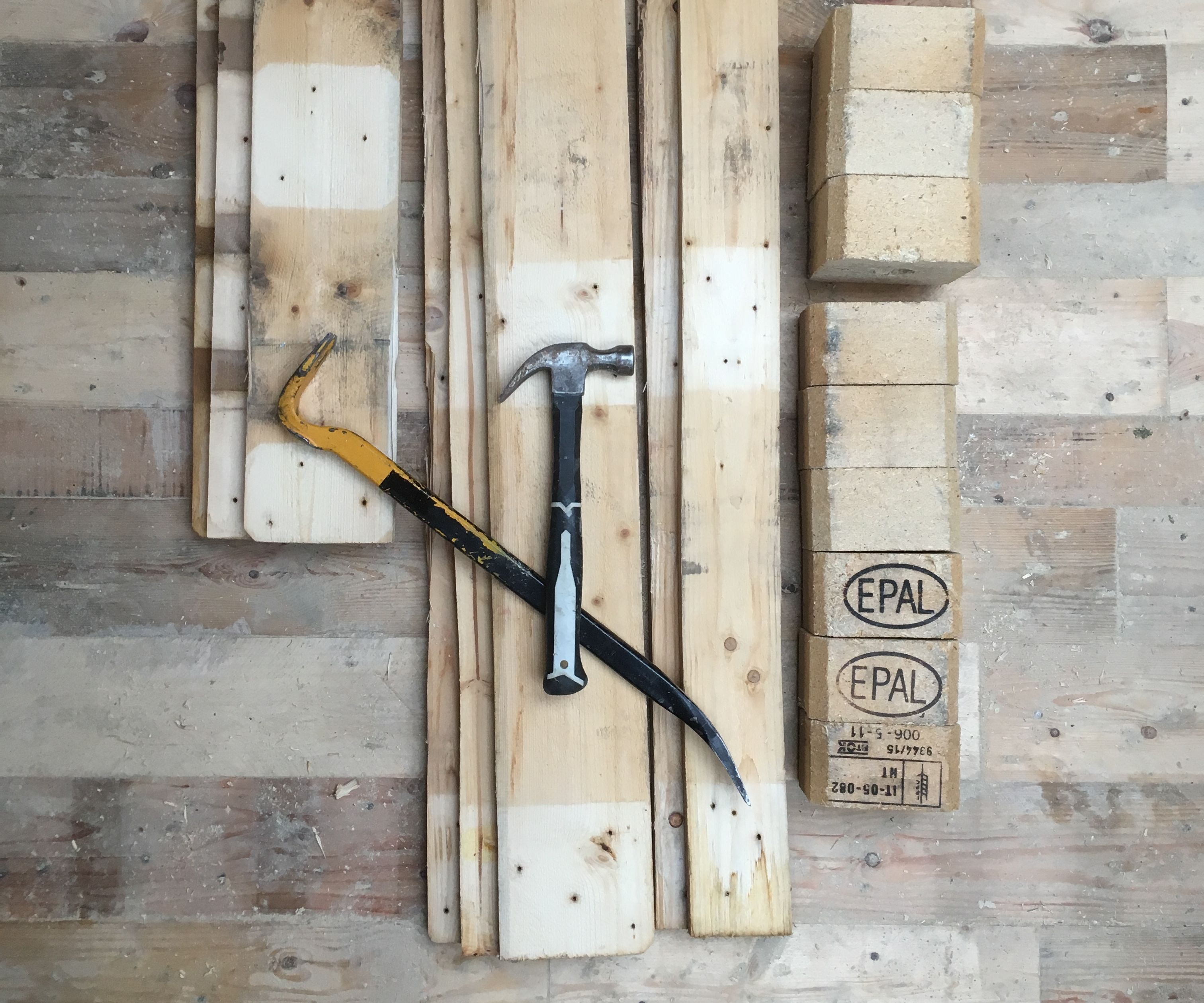 How to Disassemble a Pallet Efficiently 