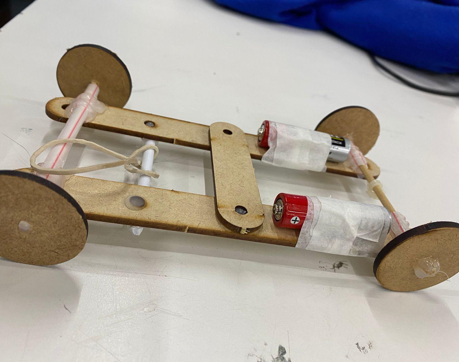 Carrinho Movido a Elástico