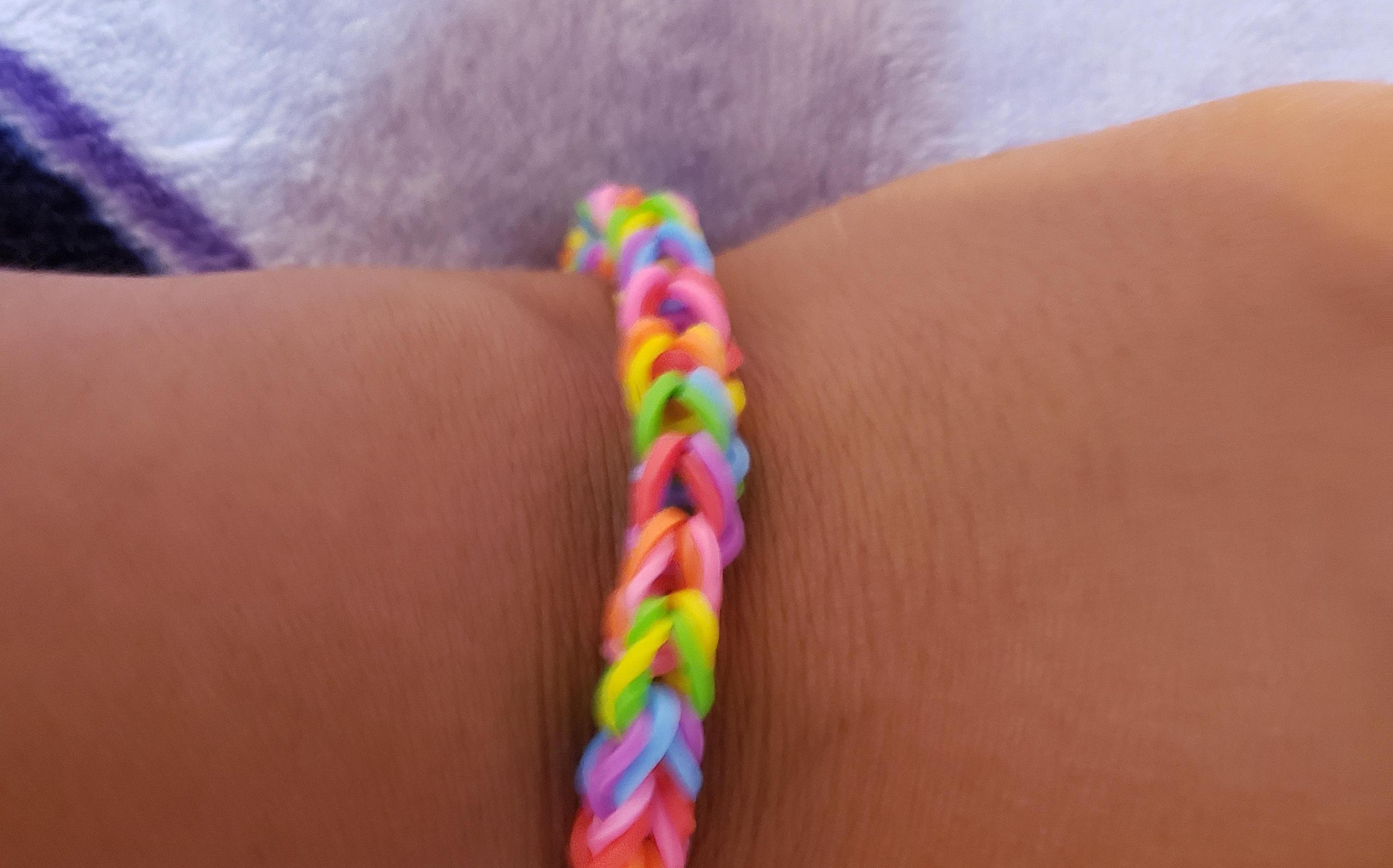 How to Make a Rainbow Fishtail on a Mini Loom Maker.