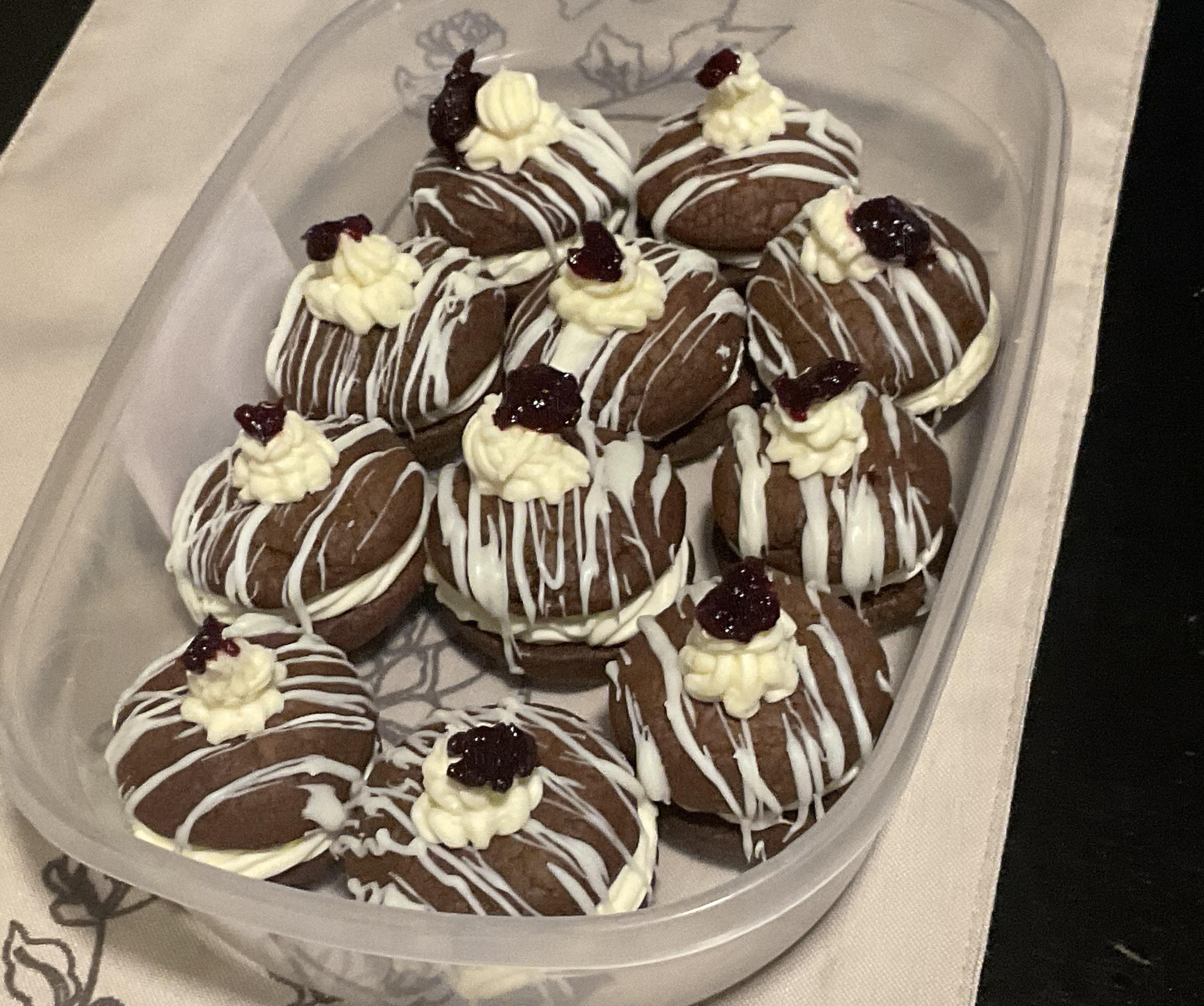 Chocolate Sandwich Cookies With Vanilla Buttercream Filling