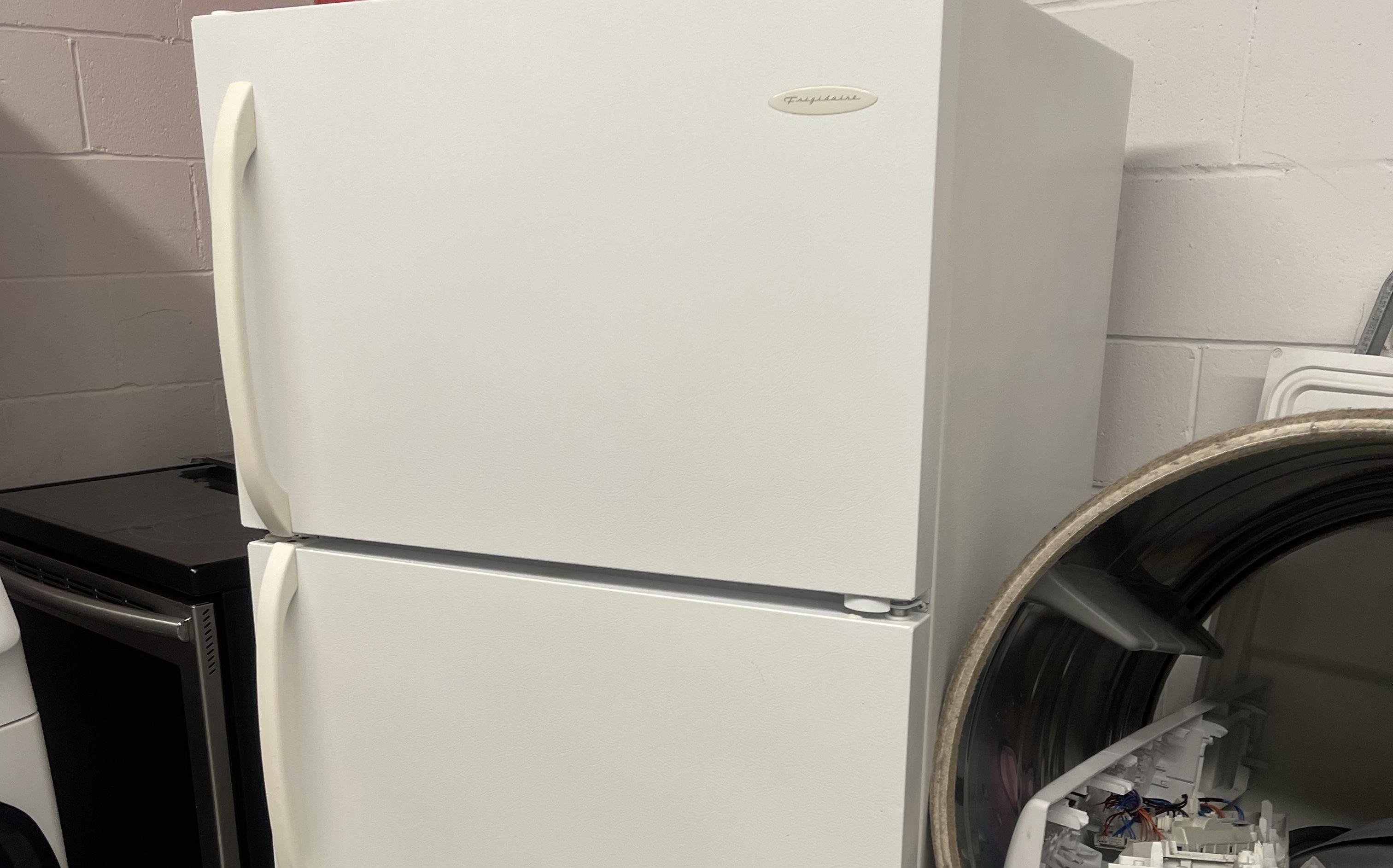 Turn a White Fridge Into a Stainless Steel With Vinyl